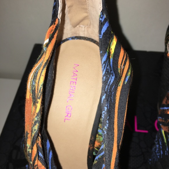 Material Girl “Tropical” black Wedge Sandals - Picture 3 of 7